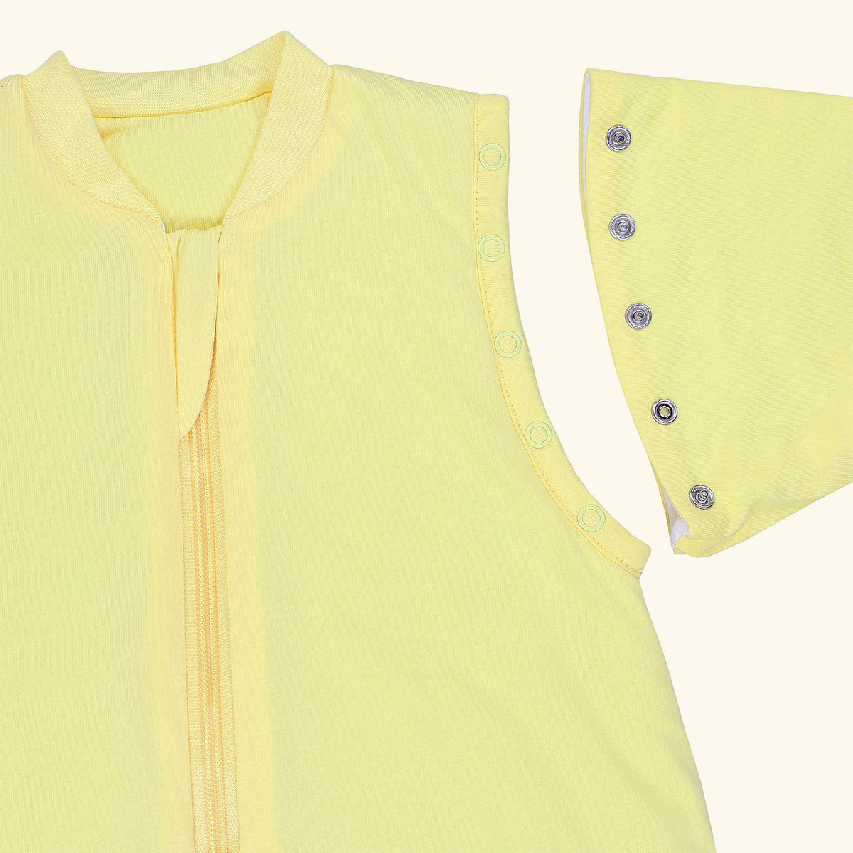 Saco de dormir con pies y suelas antideslizantes y mangas 1.0 TOG_Amarillo Claro_zona del brazo_1200
