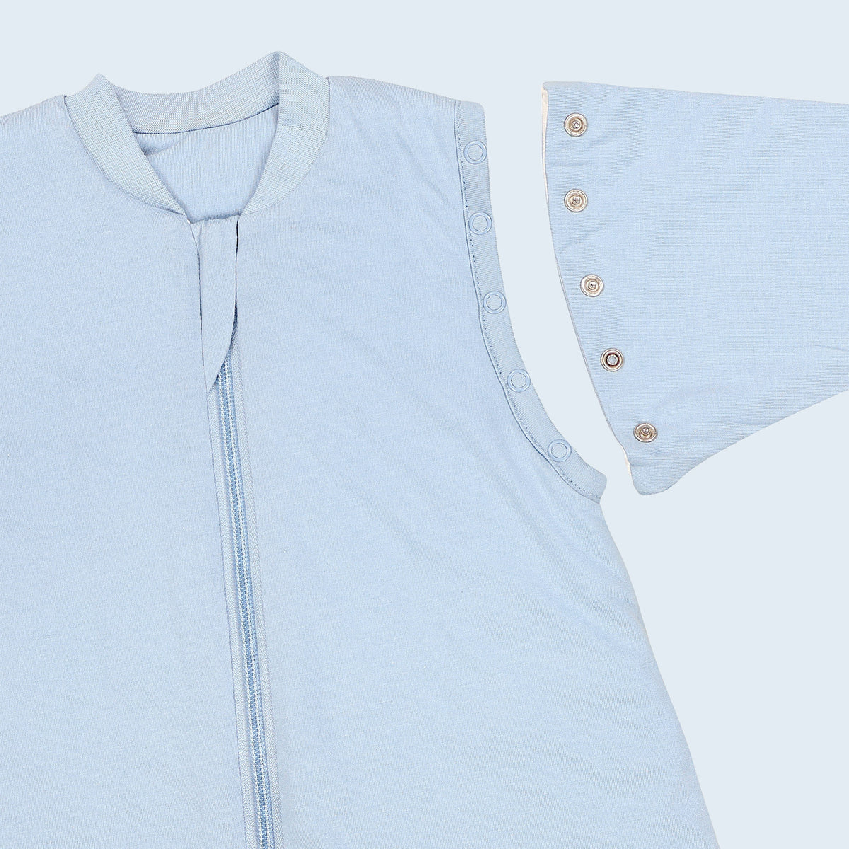 Saco de dormir con pies y suelas antideslizantes 2.5 TOG_Azul Hielo_zona del brazo_1202