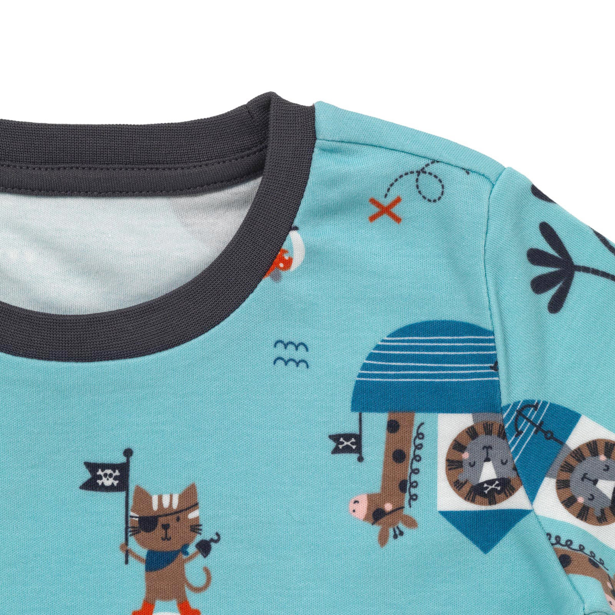 Pijama corto de niño de algódon orgánico_Pirata_detalle_445